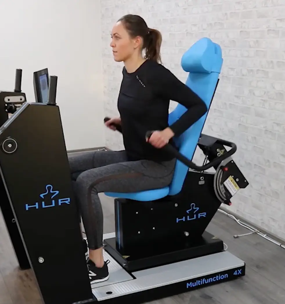 Training am HUR 4-in-1 Multifunktionsgerät mit ergonomischer Sitzposition