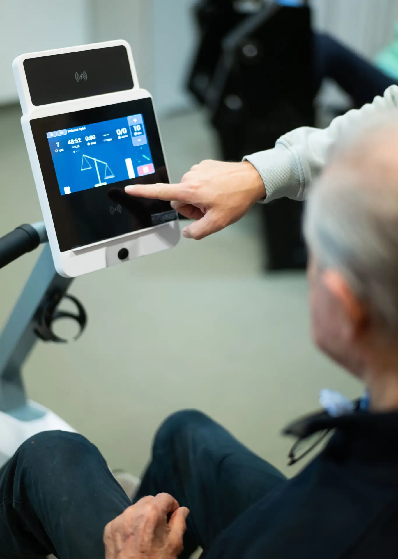 Bedienung des 10-Zoll-Touchdisplays am HUR-Trainingsgerät